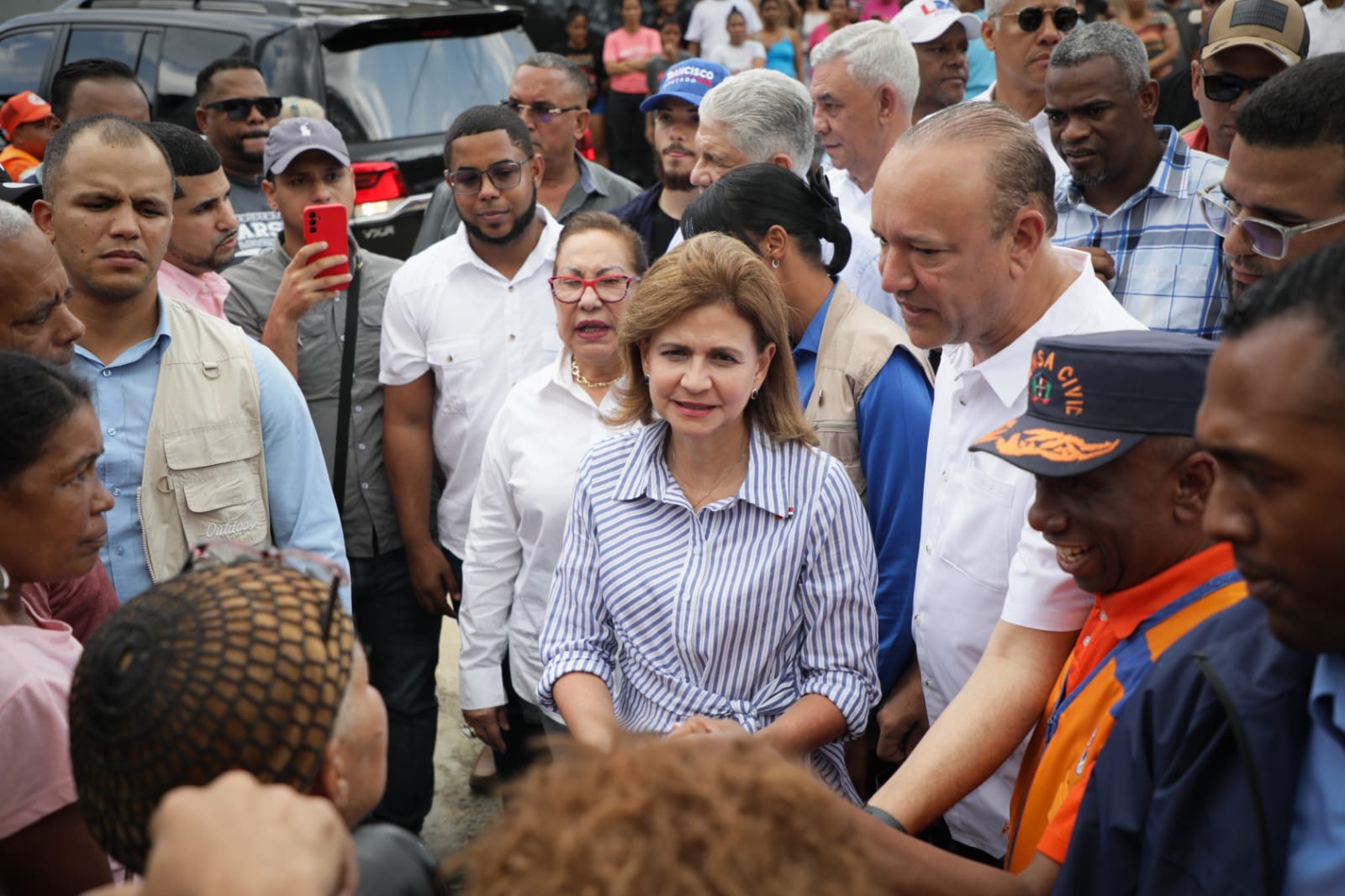 Vicepresidenta Raquel Peña lidera esfuerzos para ayudar a familias damnificadas por inundaciones en Santiago
