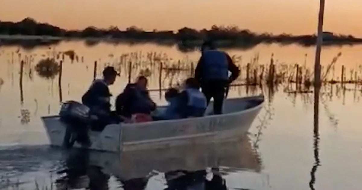 En medio de las inundaciones, la prefectura uruguaya rescató a un niño con problemas de salud y lo trasladó a un hospital en bote