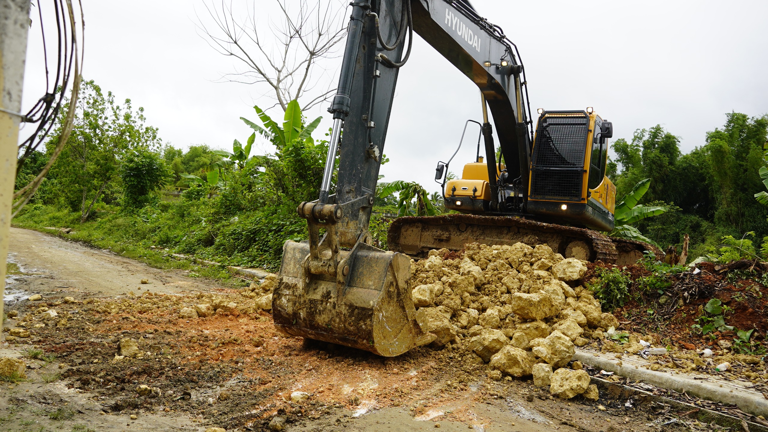 Indrhi recorre Bajo Yuna; equipos pesados accionan en protección de producción agrícola