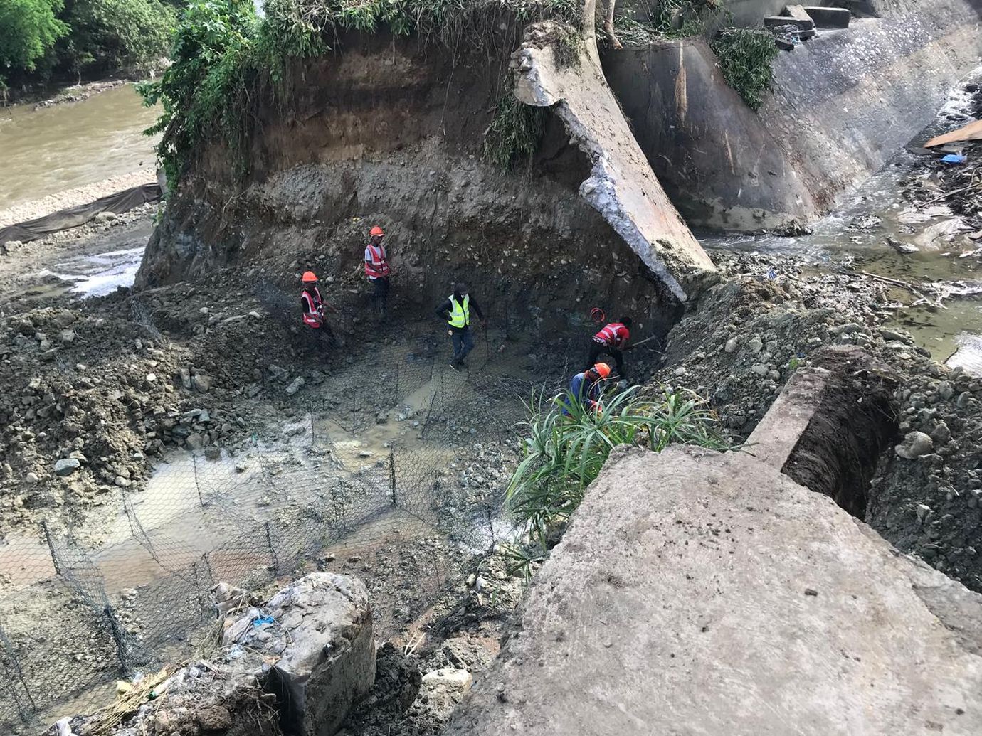 Indrhi inicia reparación de daños ocasionados por lluvias en canal Monsieur Bogaert, en Santiago