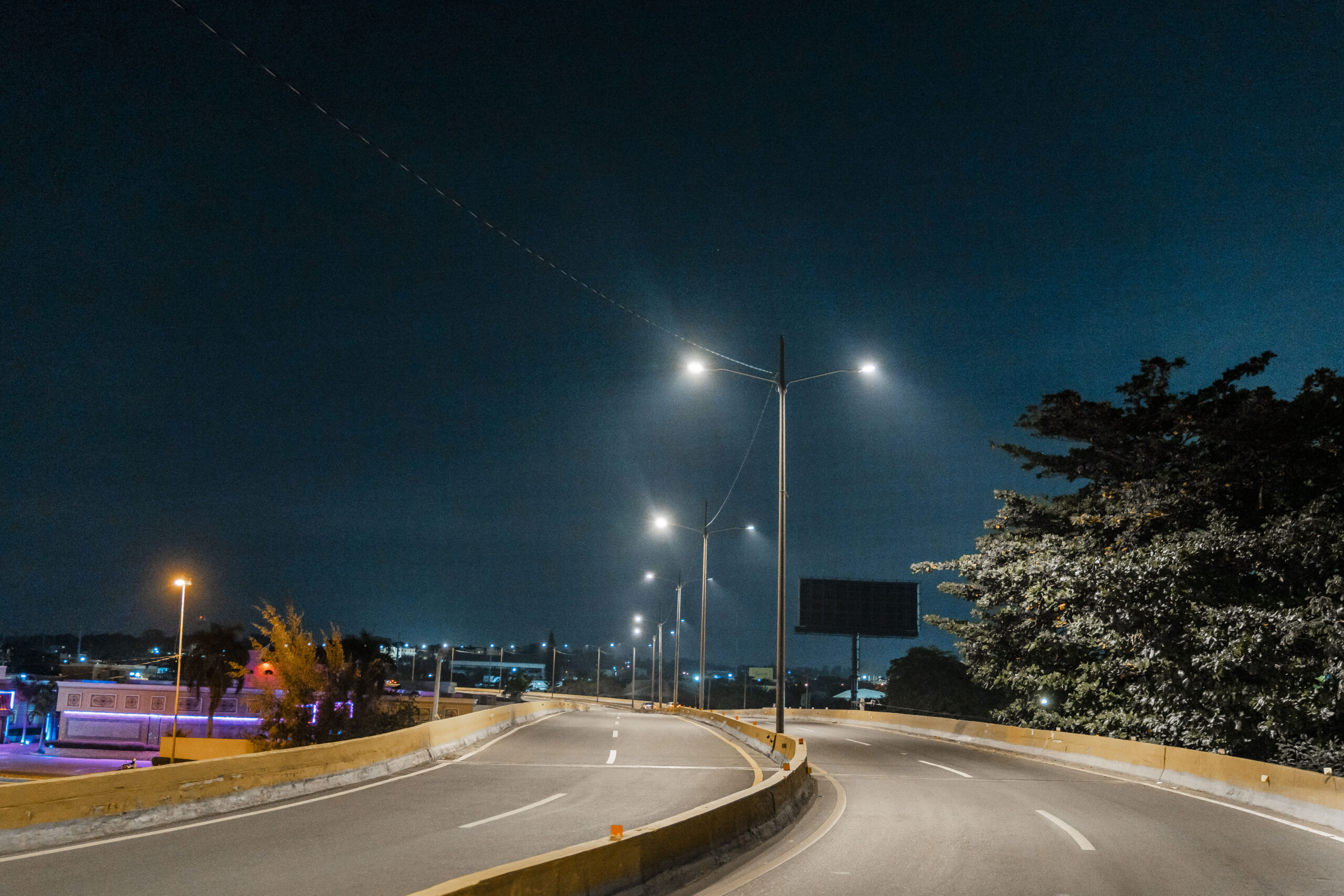 Edesur coloca decenas de nuevas luminarias tipo led en el elevado de la avenida Luperón