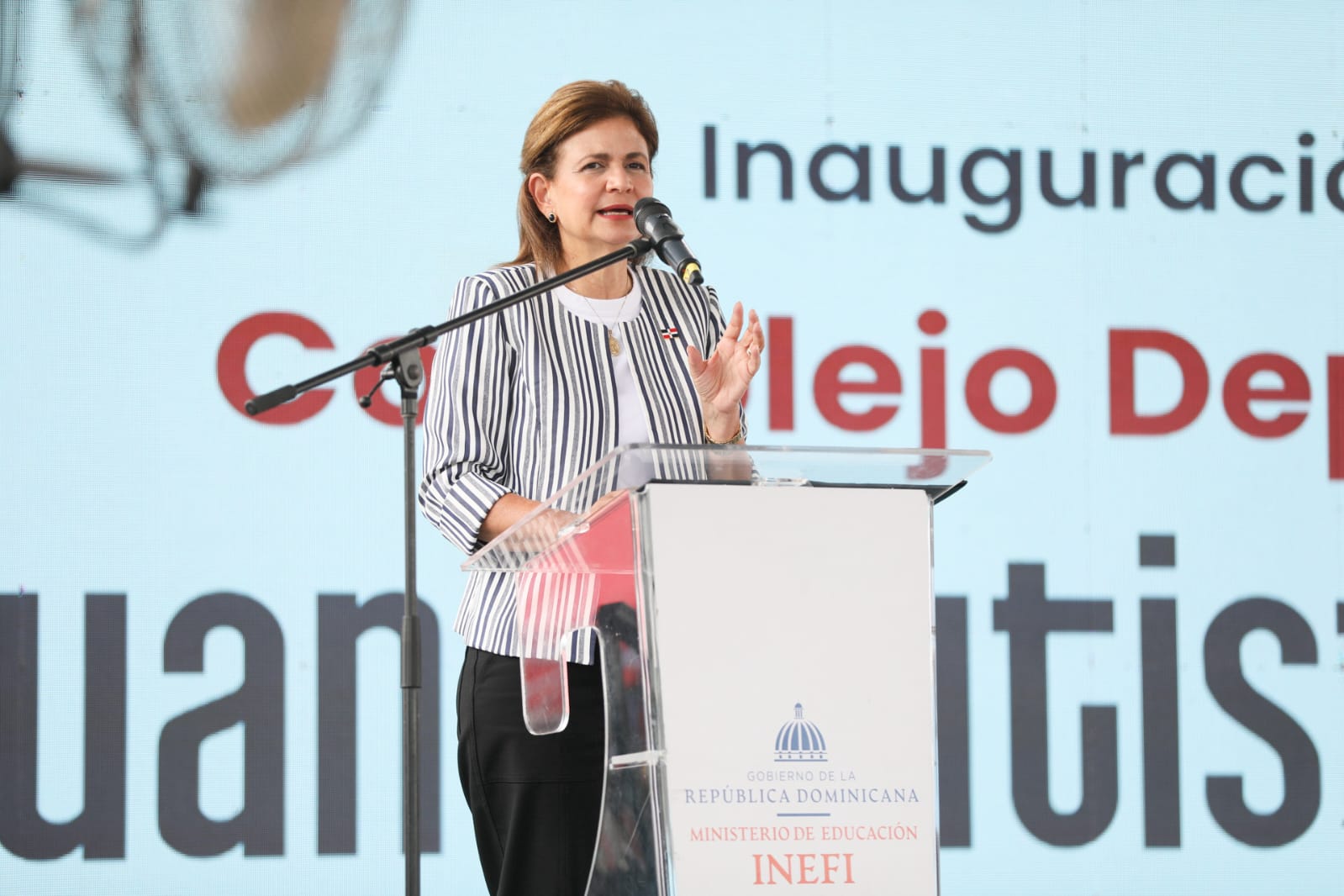 Vicepresidenta Raquel Peña inaugura complejo deportivo en Los Minas, remozado por el Inefi