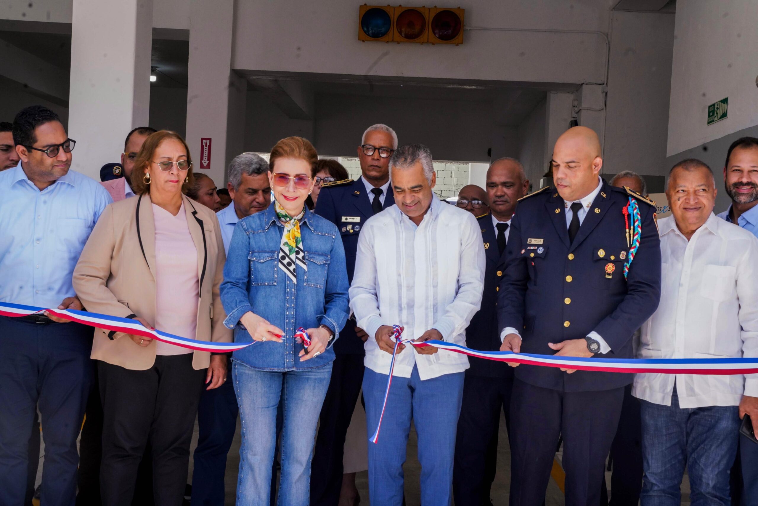 Ministro Joel Santos Echavarría encabeza entrega de remozada y ampliada estación de bomberos en San Cristóbal