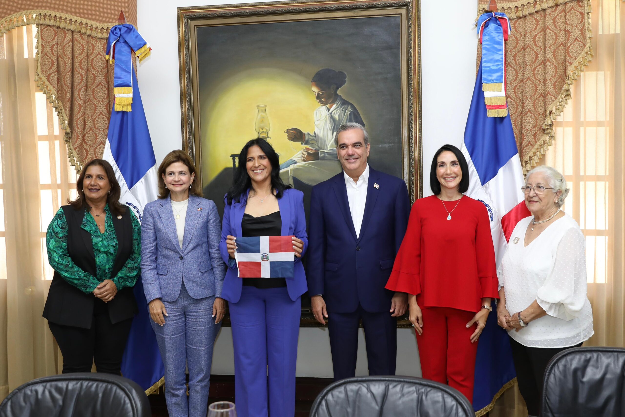 Presidente Abinader recibe a Thais Herrera en el Palacio Nacional, primera dominicana en escalar la cima del Monte Everest