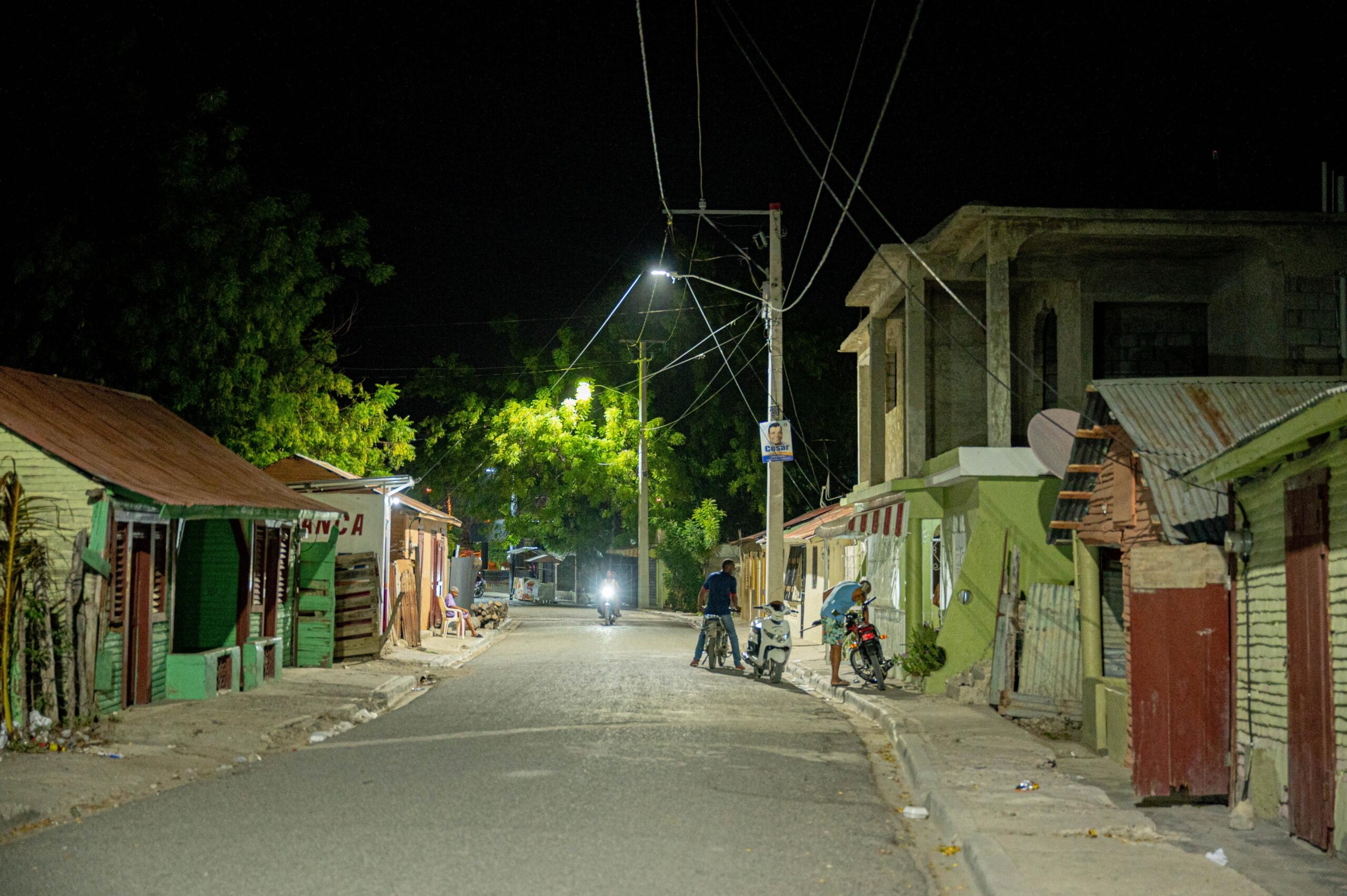 Edesur Dominicana instala 260 luminarias tipo led en Azua para mejorar la seguridad y el esparcimiento nocturno