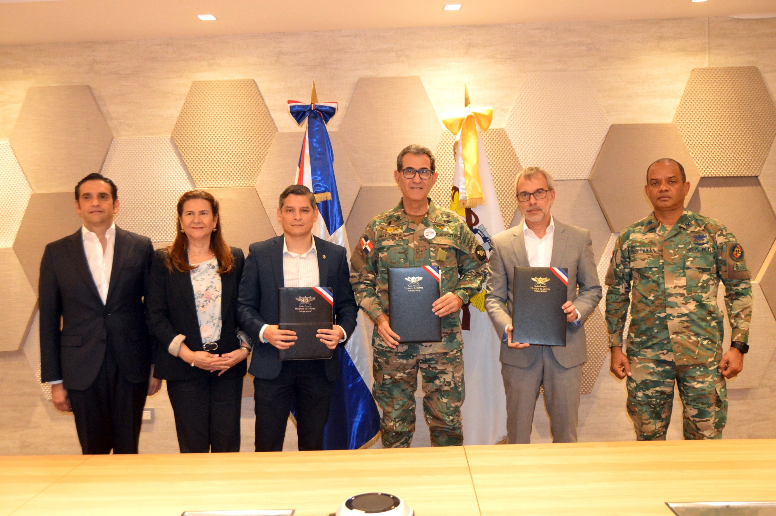 Firman convenio para construcción Hospital Militar San Miguel y otras edificaciones