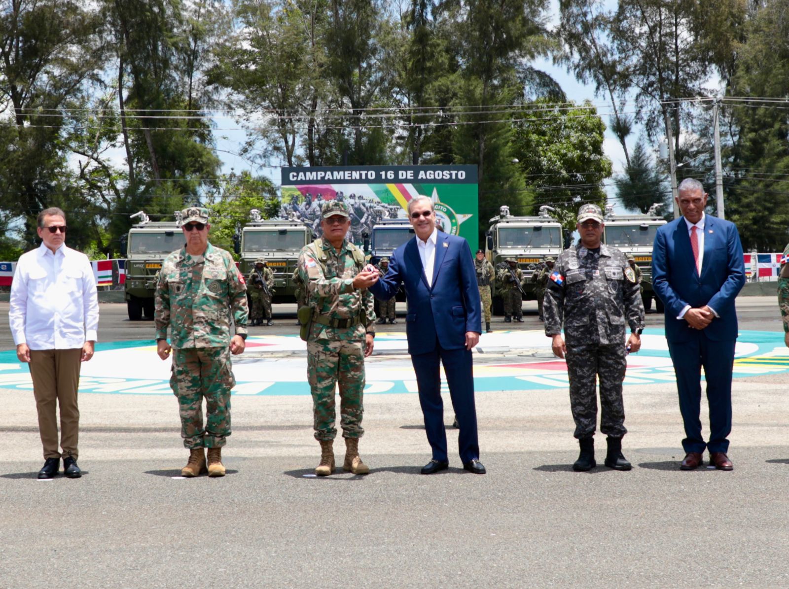 Presidente Abinader entrega 44 nuevos vehículos al Ejército, que incrementan capacidad de movilidad en 1,200 soldados más a cualquier punto del país