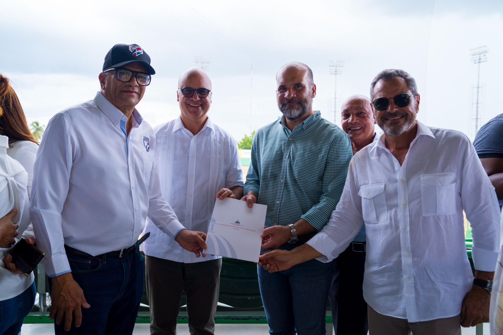 Gobierno entrega RD 84 millones como primera partida para remodelar el Estadio Tetelo Vargas