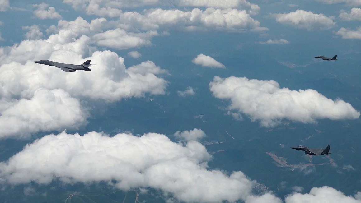 Estados Unidos vuela un B-1B sobre la península de Corea en el primer lanzamiento de municiones en siete años