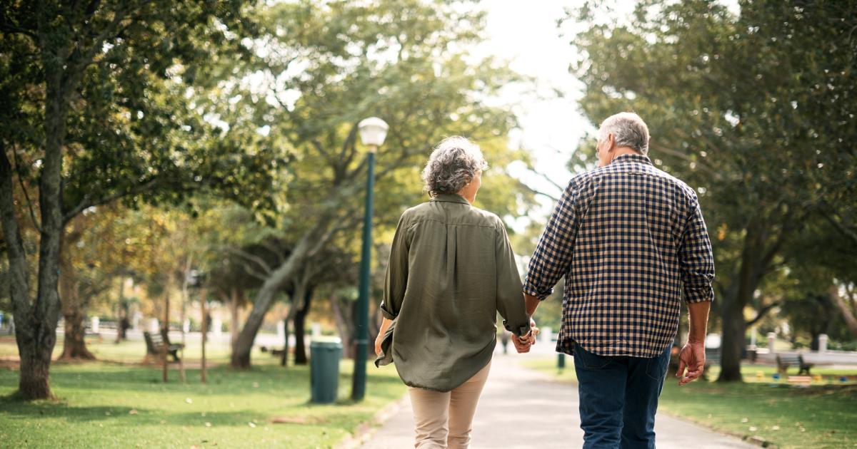 Estos son los beneficios de caminar hacia atrás, según los expertos