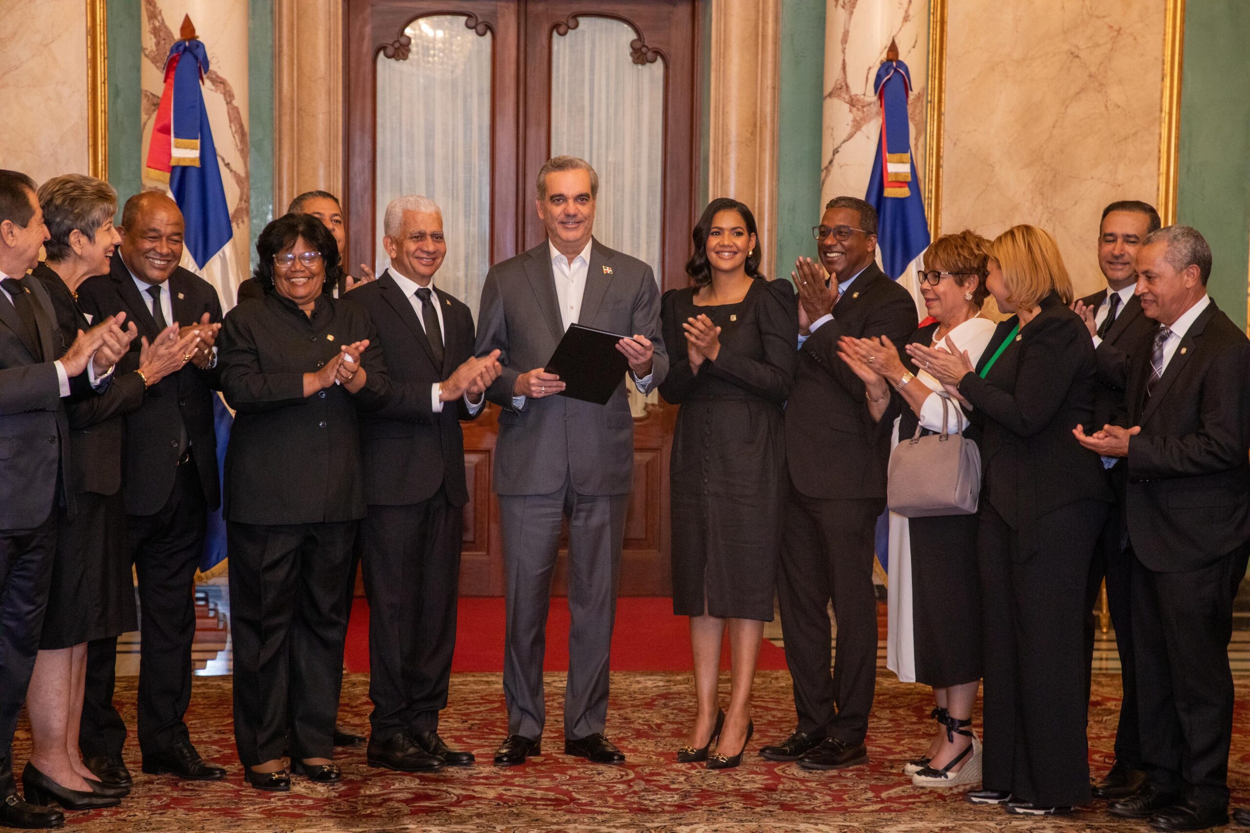 Presidente Abinader recibe de congresistas resolución que lo acredita como presidente y a la vicepresidenta Raquel Peña, como vicepresidenta