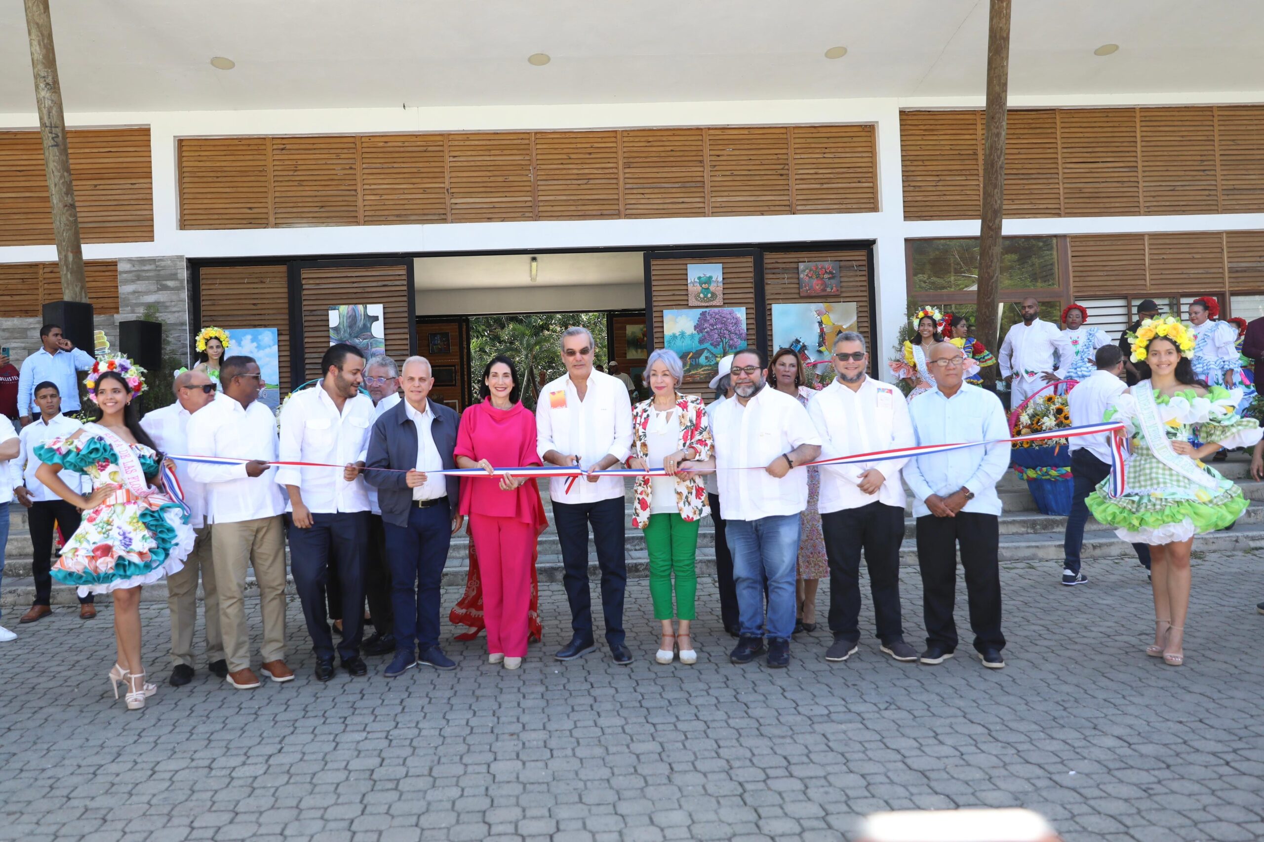 Presidente Abinader inaugura Plaza del Café y el Festival de Las Flores en Jarabacoa