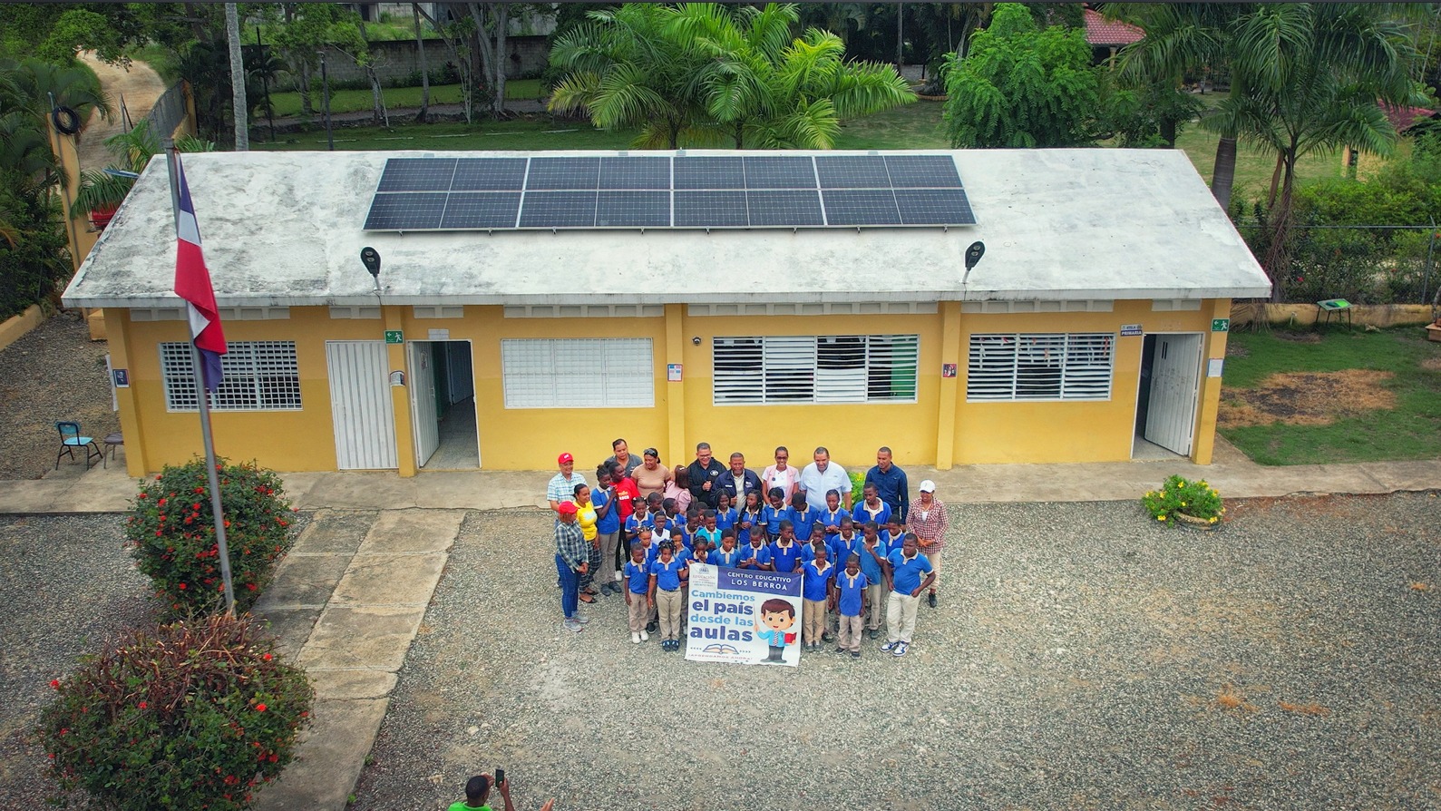 Transformación educativa en San Antonio de Guerra: instalación de sistemas fotovoltaicos en escuelas rurales por la CNE