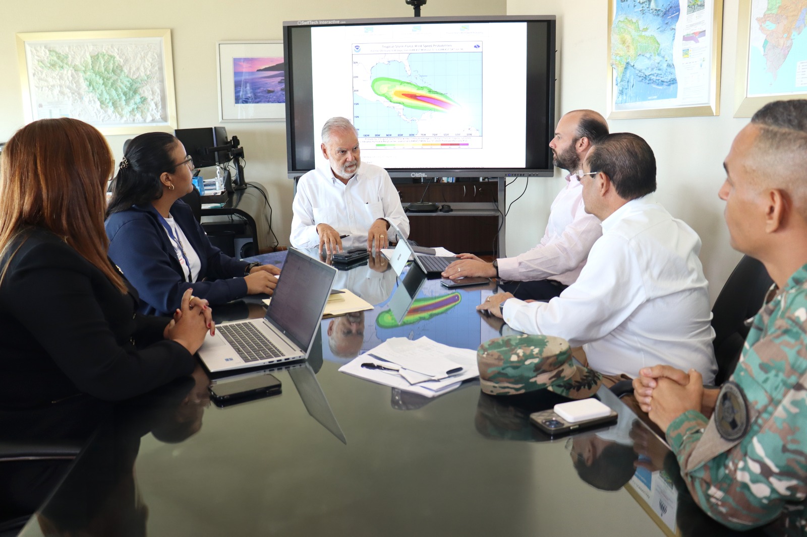 Comité de Emergencias de Medio Ambiente adopta medidas ante las lluvias que pronostican por el paso del huracán Beryl