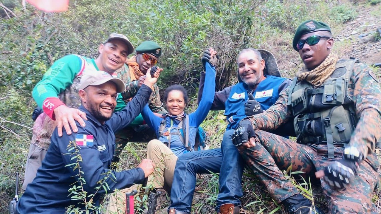 Guardaparques del Ministerio de Medio Ambiente guiaron el rescate de la senderista que estuvo extraviada en la Cordillera Central