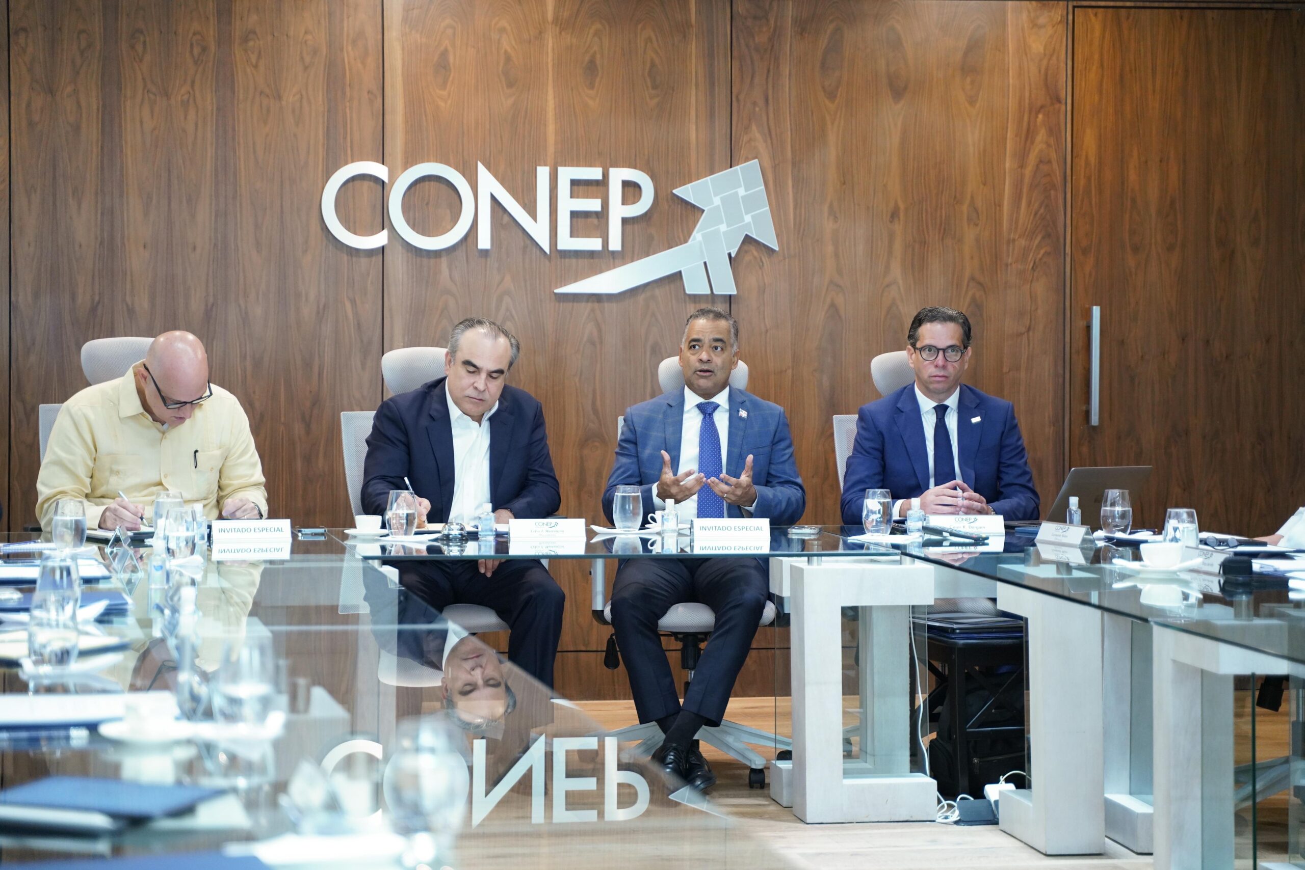 Gobierno presenta plan Meta RD 2036 a la junta directiva del Conep