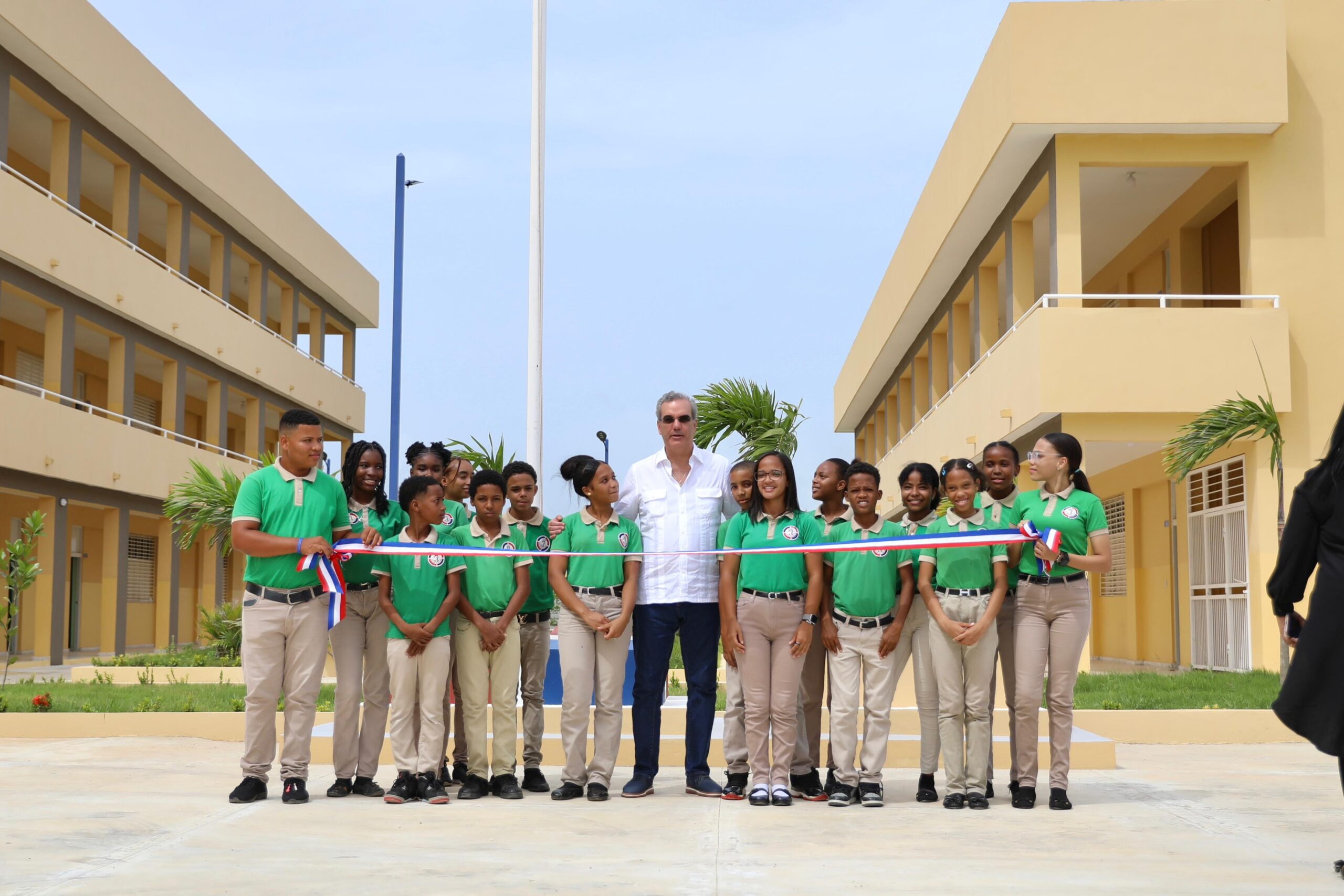 Presidente Abinader inaugura en San Pedro de Macorís un liceo, un puente peatonal, un muro, una fortaleza y el asfaltado de calles en diferentes sectores