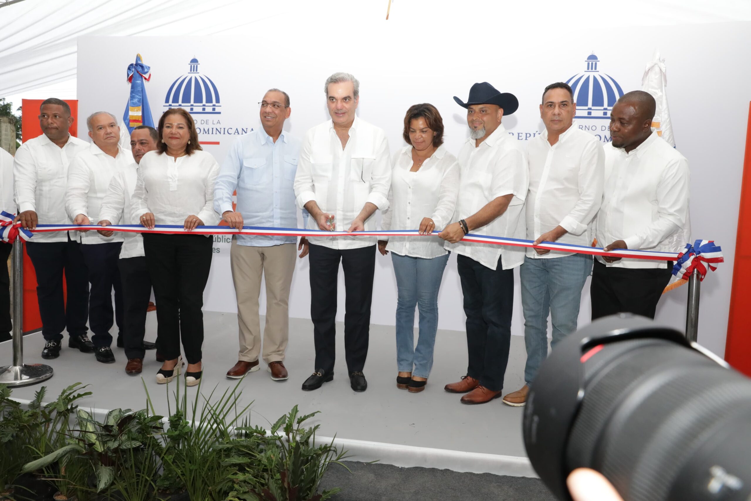 Presidente Abinader inaugura carretera que une autopista Juan Pablo II con Mata Los Indios, Bella Vista y San Antonio de Guerra