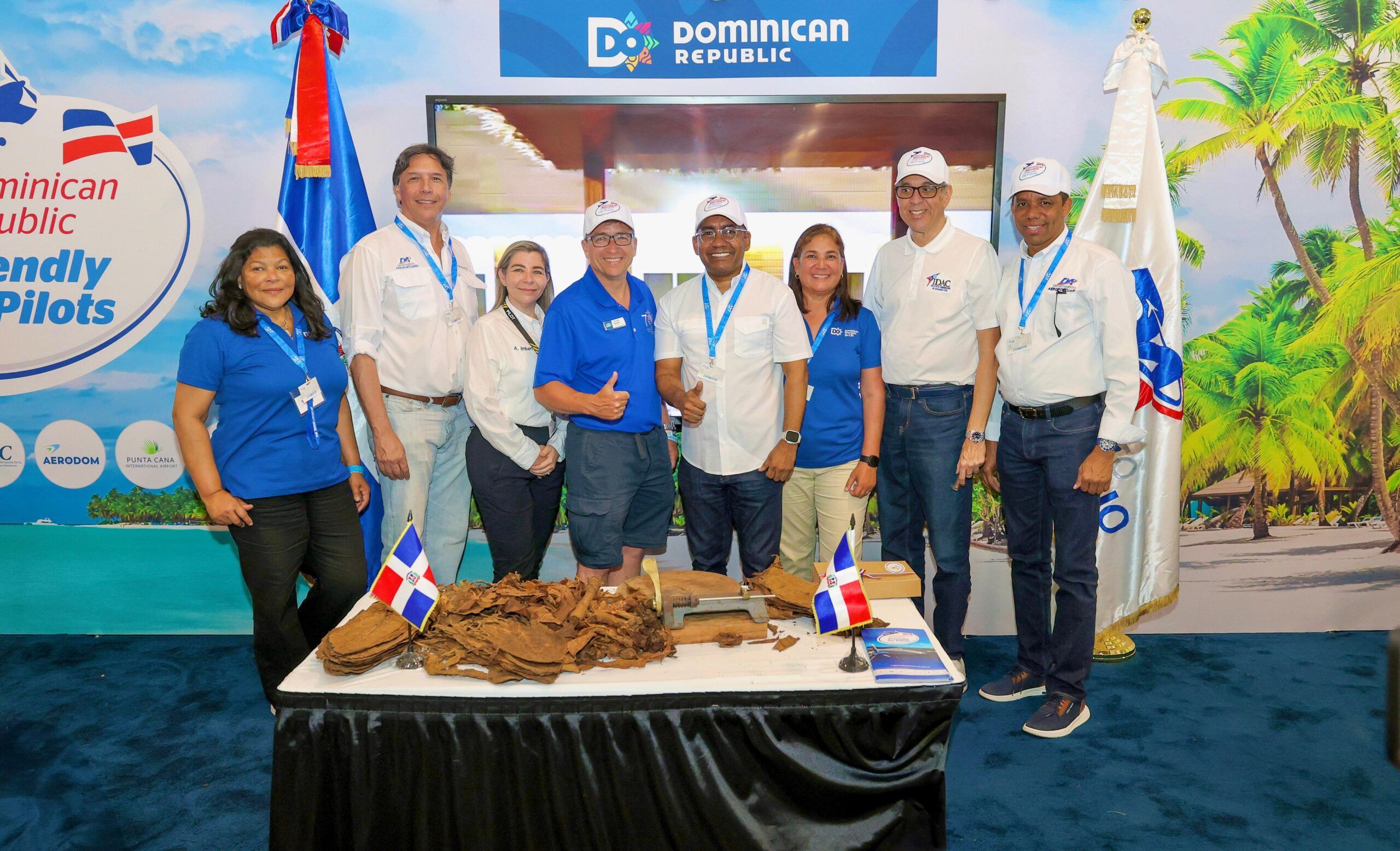 RD exhibe avances en aviación privada en feria de EE. UU.; bandera dominicana ondeó en arco de bienvenida por segundo año consecutivo