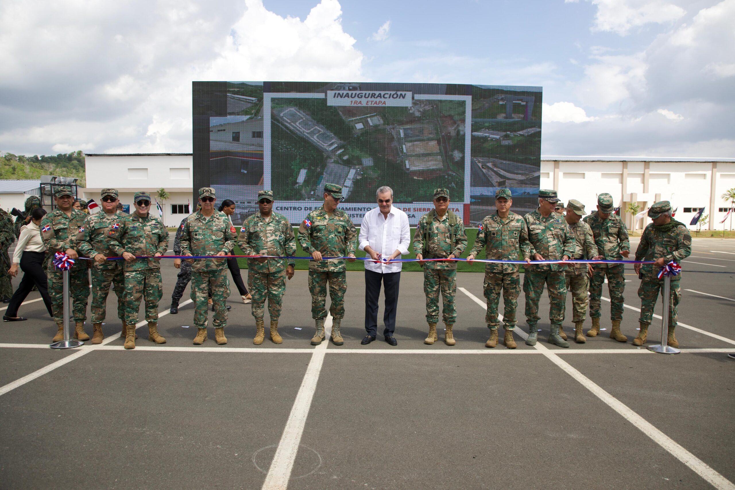 Presidente Abinader inaugura 20 instalaciones repartidas en el Campamento Militar 16 de Agosto, Sierra Prieta, SDN y en la Base Aérea