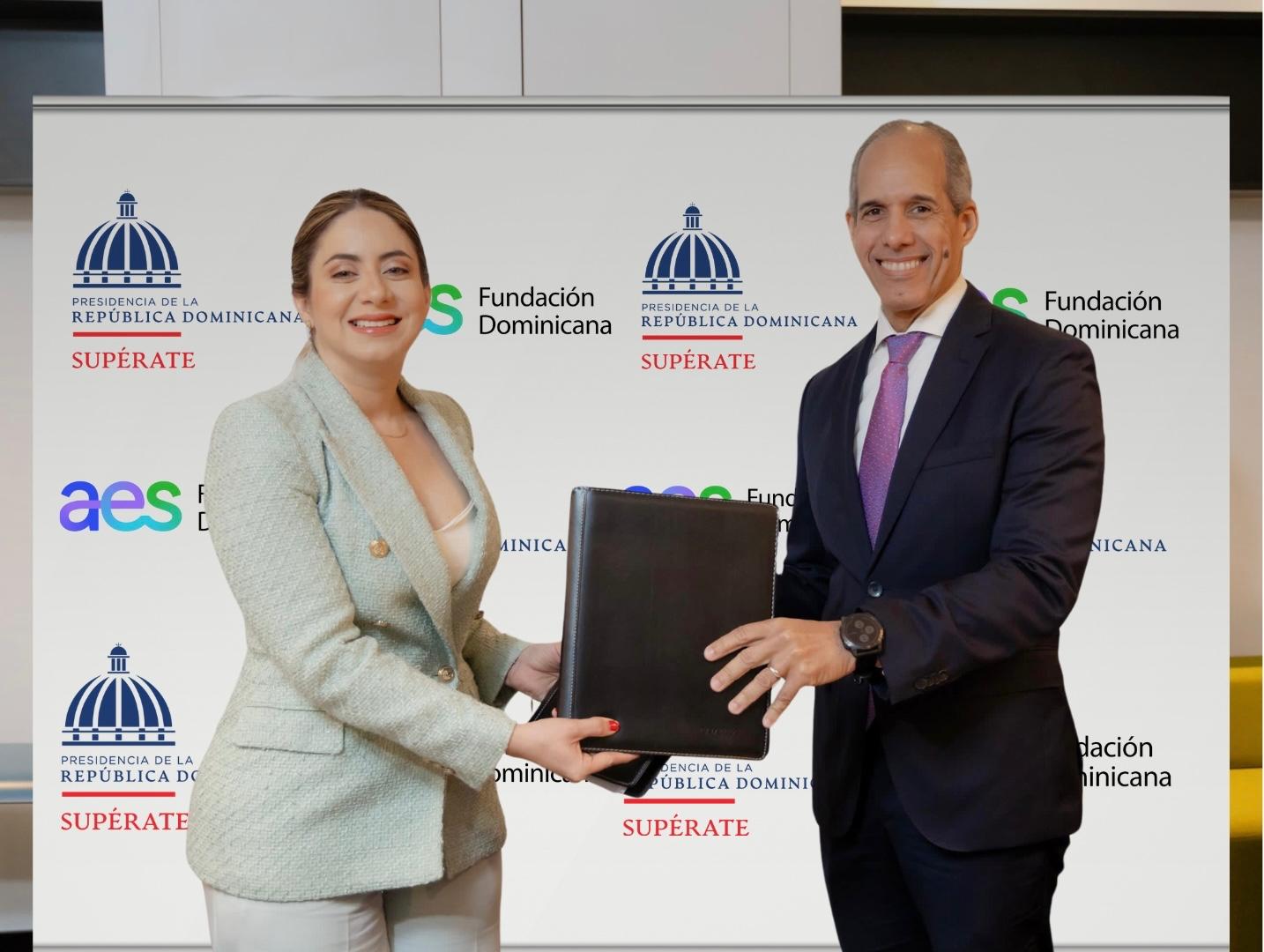 Fundación AES Dominicana y Supérate firman convenio para impulsar a mujeres emprendedoras