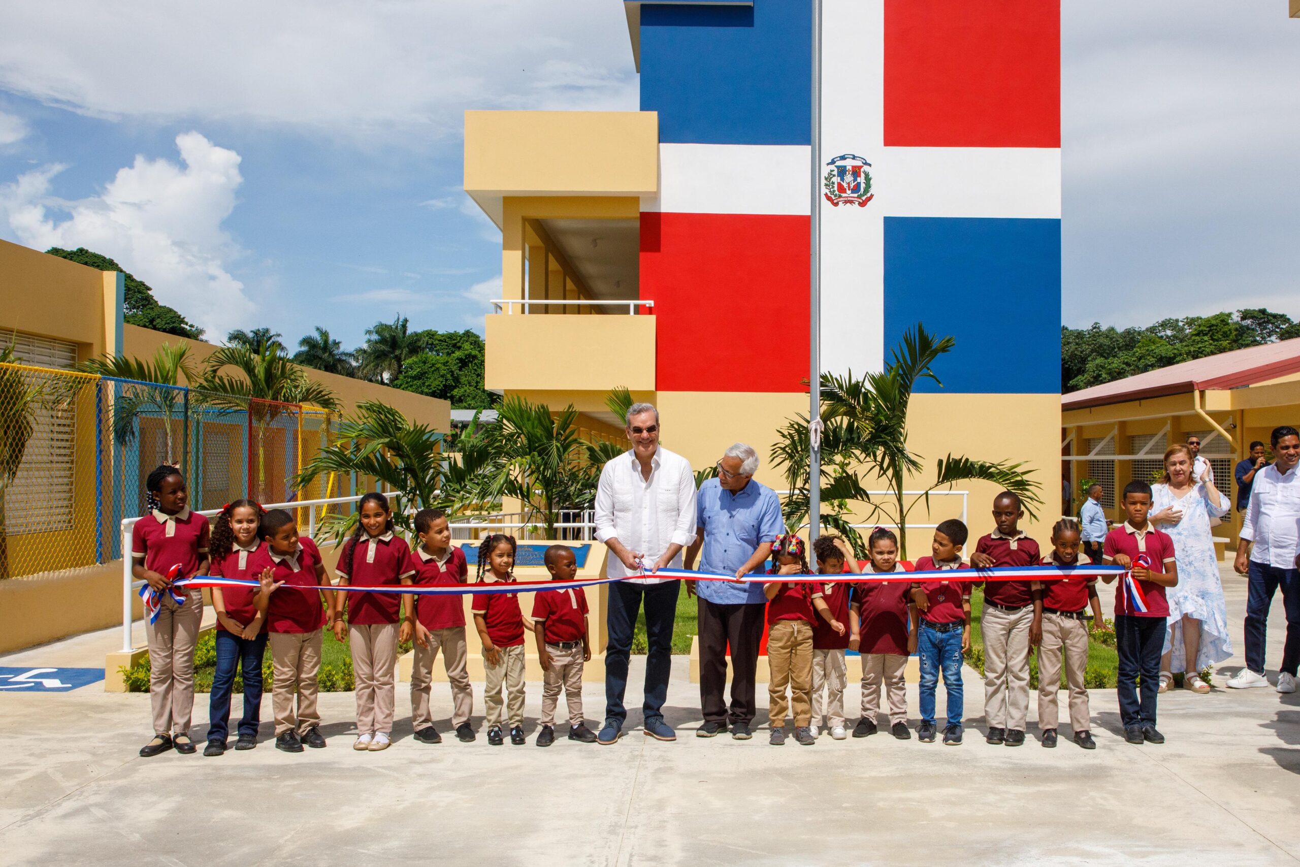 Presidente Abinader inaugura Escuela Básica y Multiusos, en La Vega; también visitó Expo-Vega Real 2024 y Laboratorio Biovega