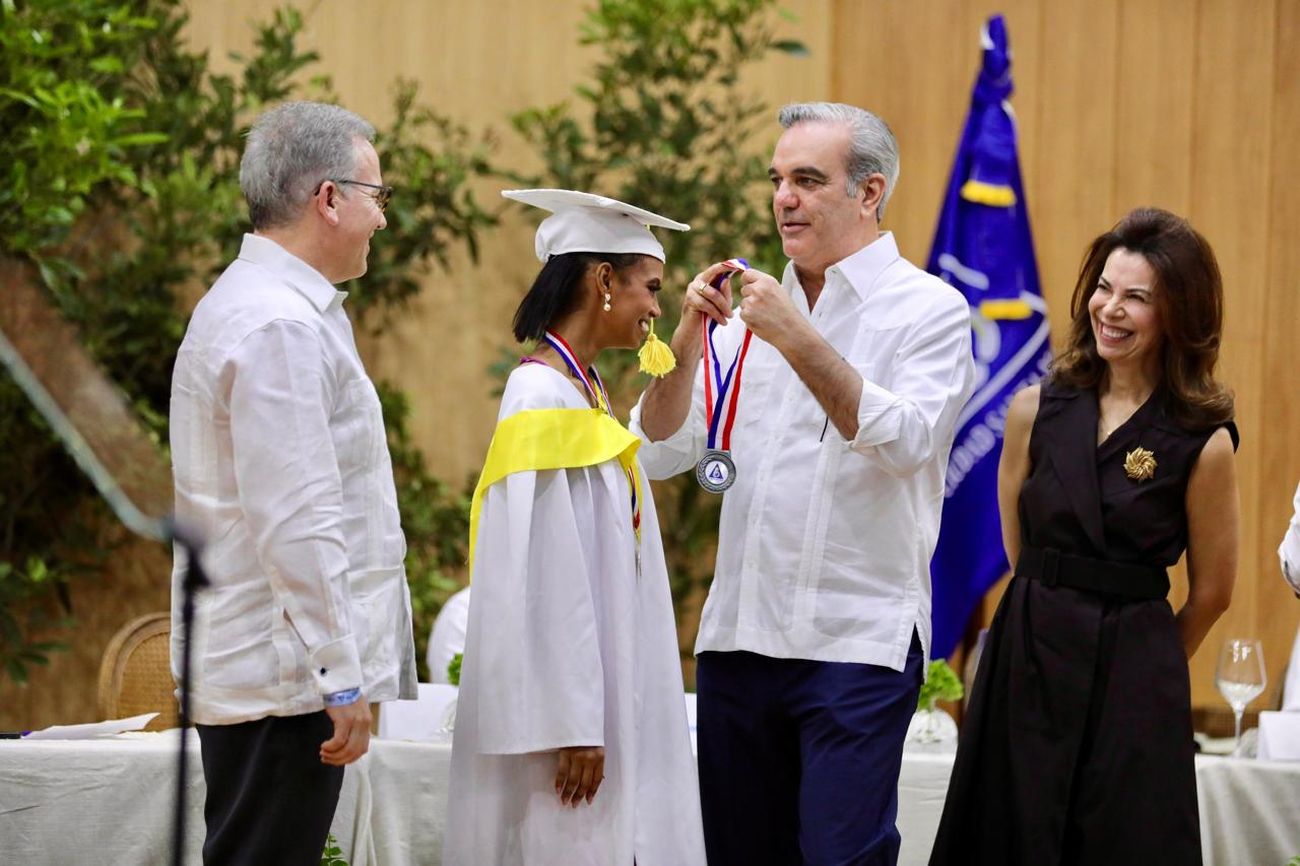 Presidente Luis Abinader encabeza 7ma. graduación en Ciudad Santa María, Santiago