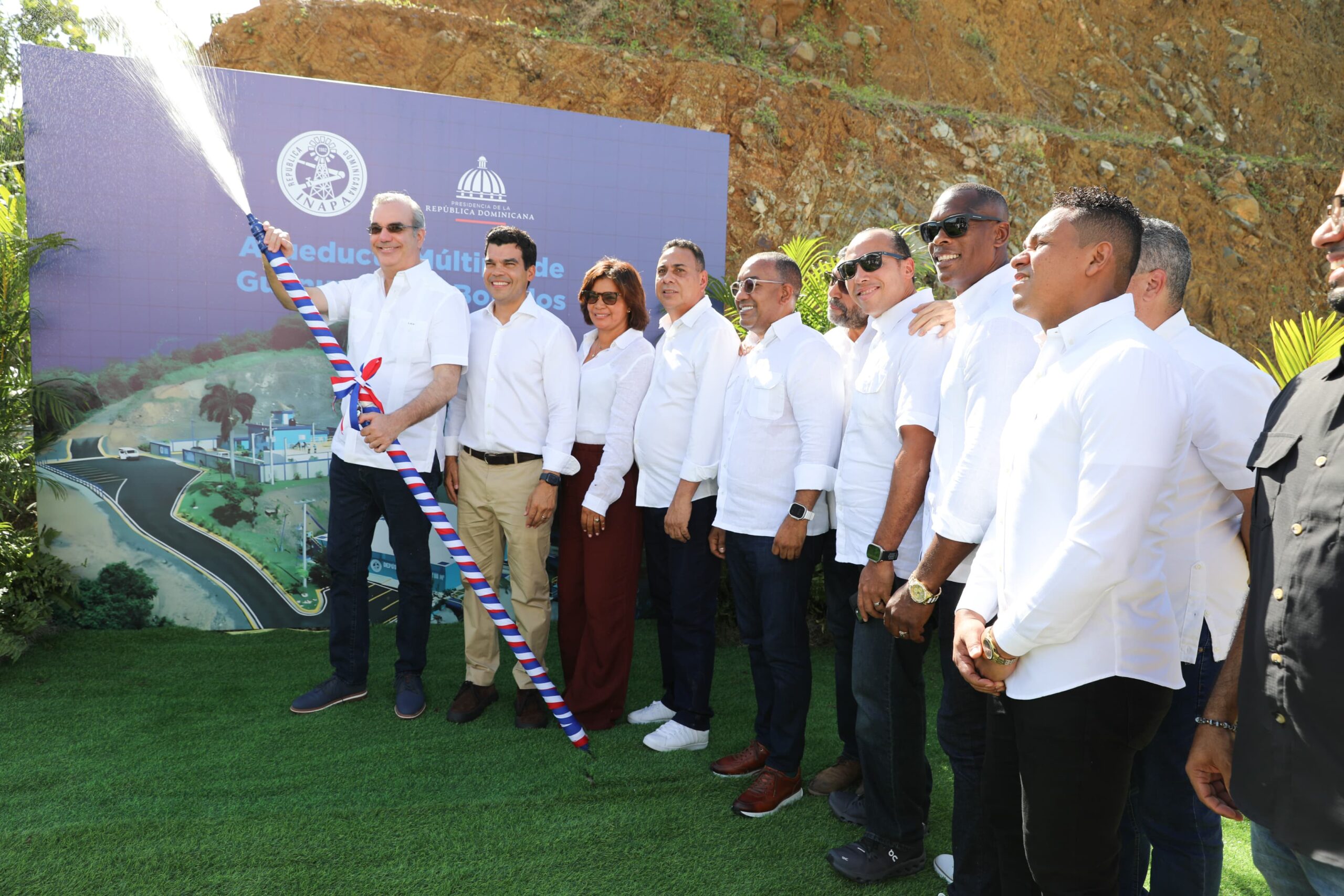 Presidente Luis Abinader y Wellington Arnaud, director del Inapa, inauguran Acueducto Múltiple Guanuma-Los Botados, provincia Monte Plata