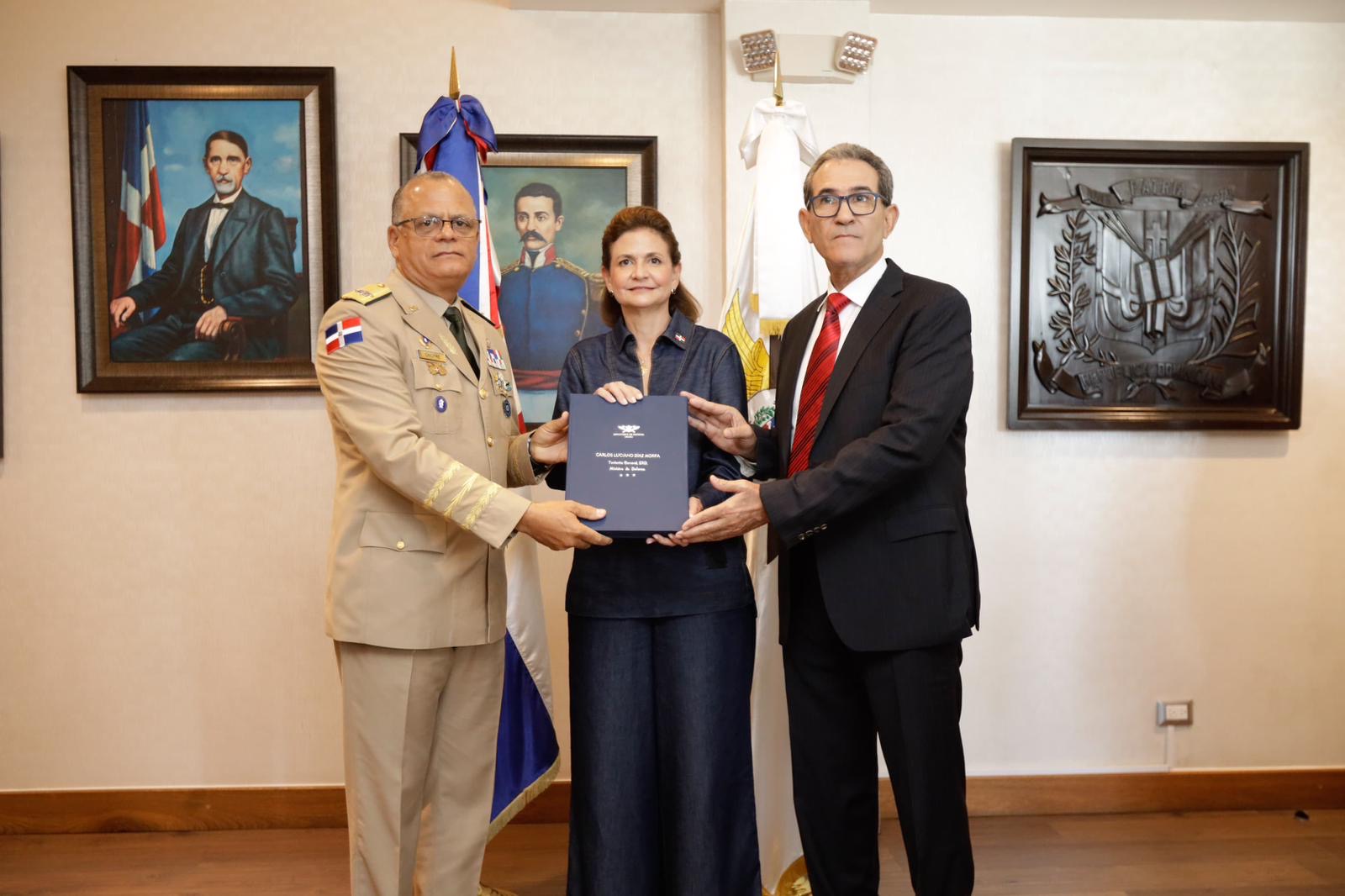 Vicepresidenta Raquel Peña posesiona al nuevo ministro de Defensa