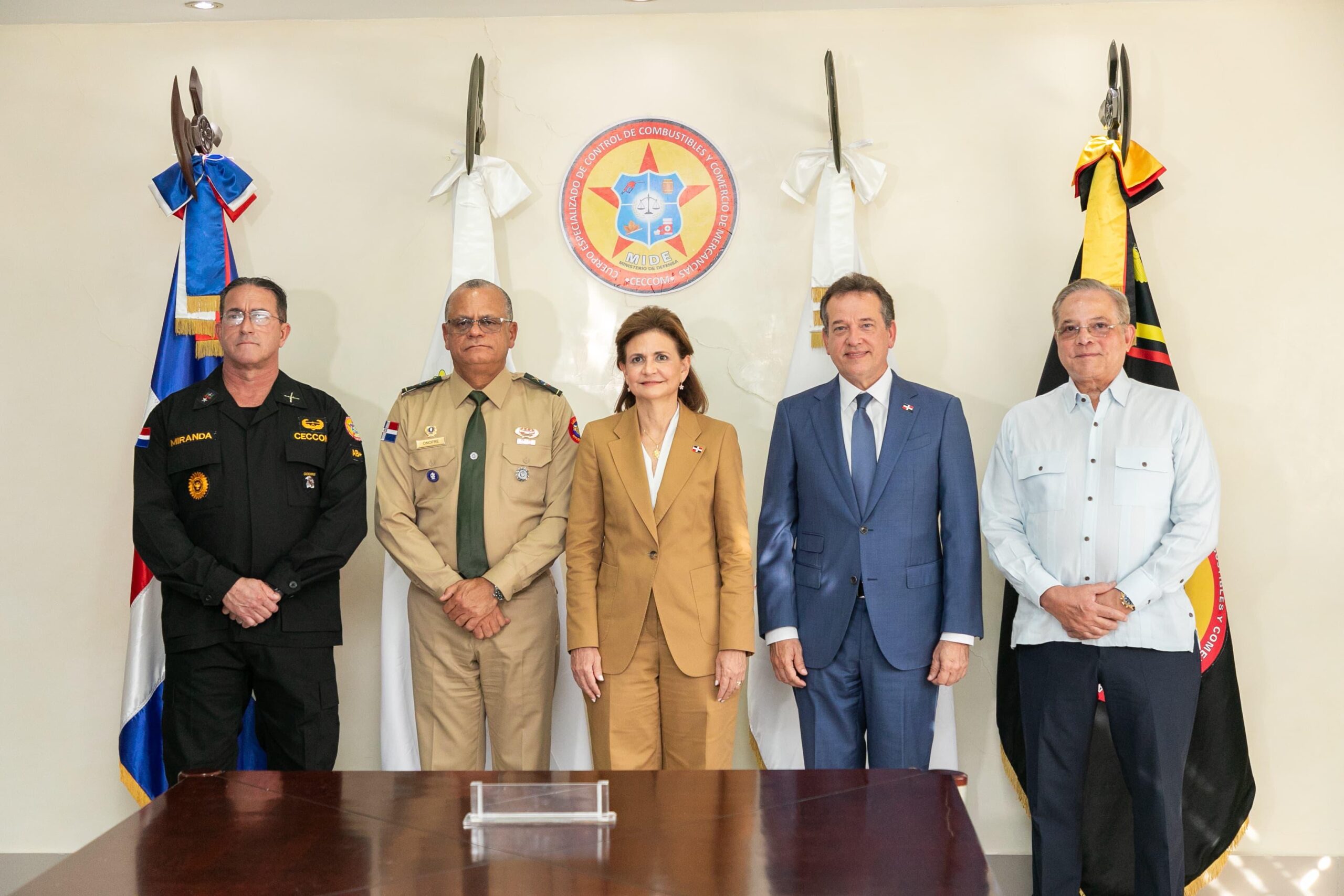 Vicepresidenta Raquel Peña encabeza entrega de 13 camionetas al Ceccom, para reforzar lucha contra el comercio ilícito en el país