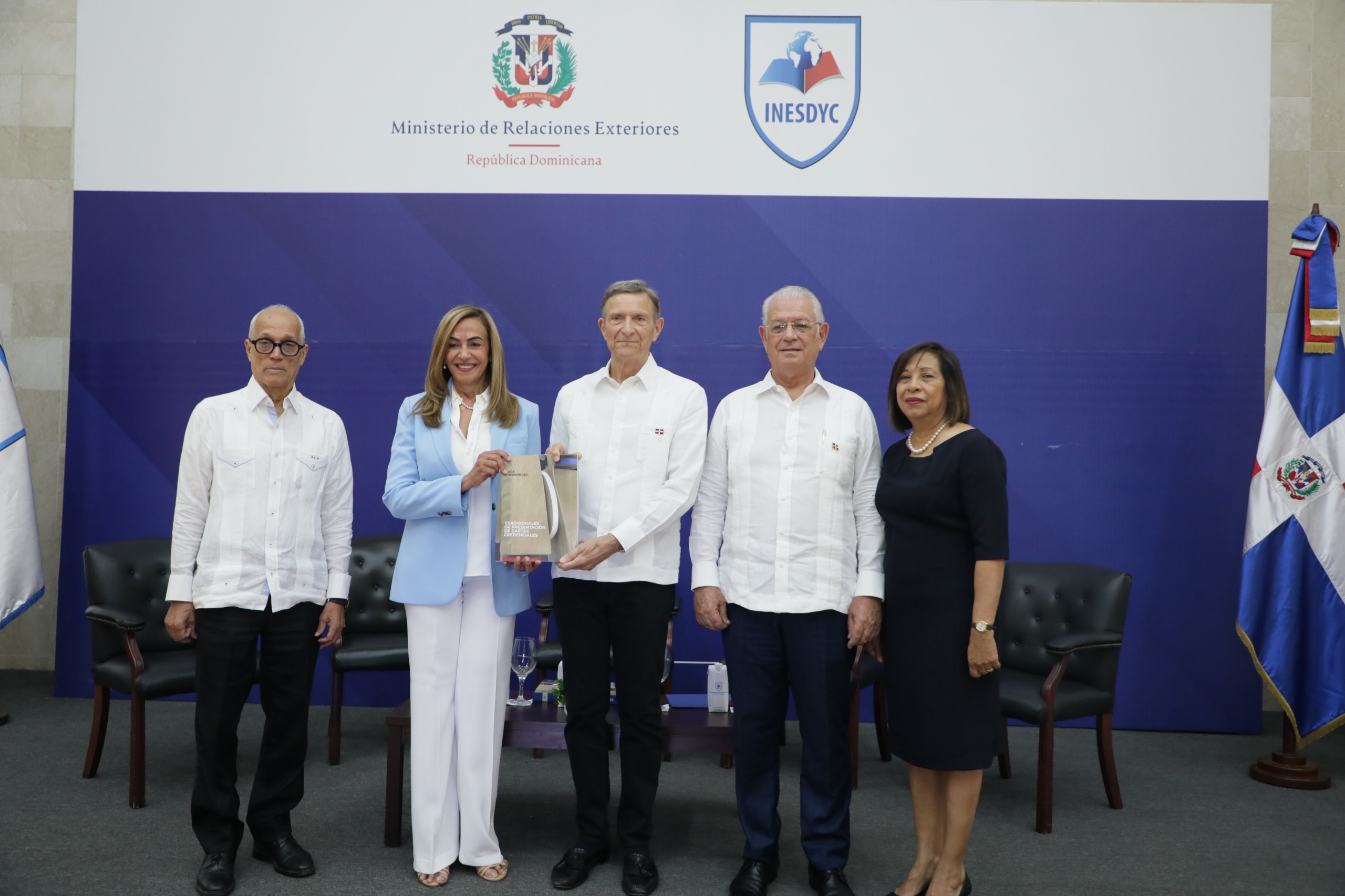 Mirex y el Inesdyc realizan lanzamiento del libro “Ceremoniales de Presentación de Cartas Credenciales”, autoría de Ada Hernández, embajadora alterna ante la Unesco