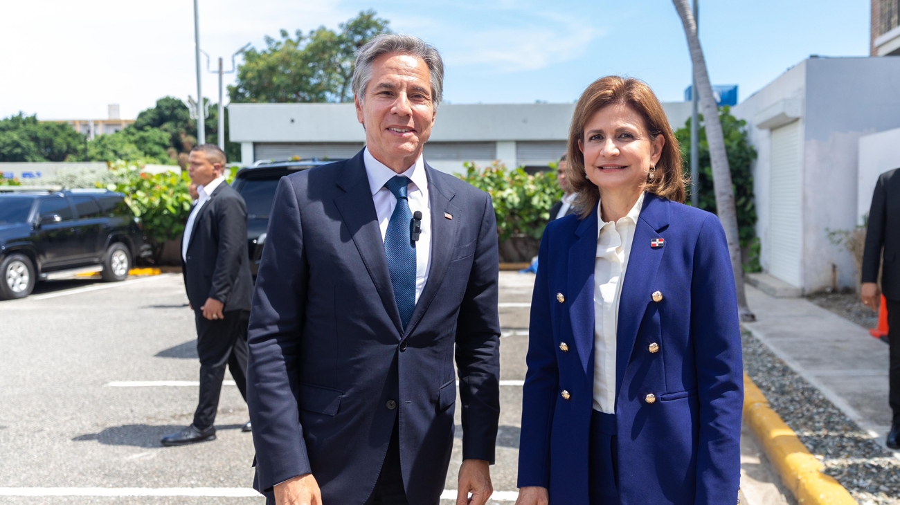 Secretario de Estado, Antony Blinken, se reúne con estudiantes del Programa de Inglés de Inmersión y vicepresidenta Raquel Peña, en el ICDA