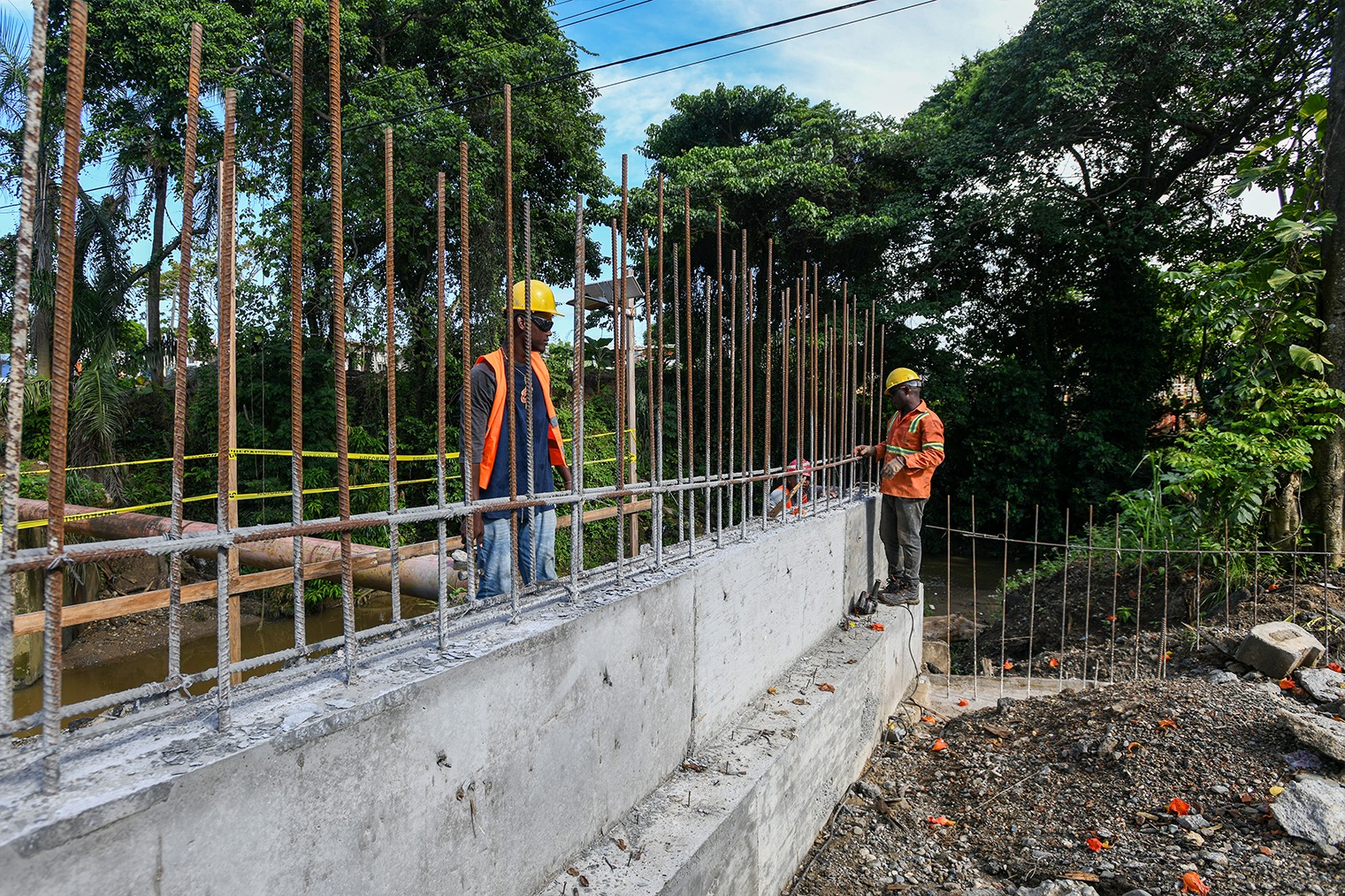 Ministerio de Obras Públicas promete entregar puente sobre arroyo Lebrón en Pedro Brand en 60 días