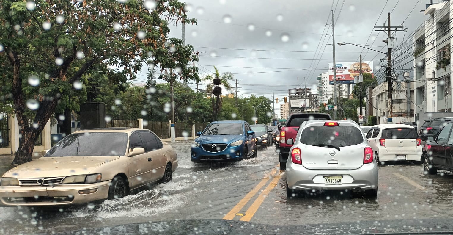 COE incrementa alerta en varias provincias por condiciones meteorológicas adversas