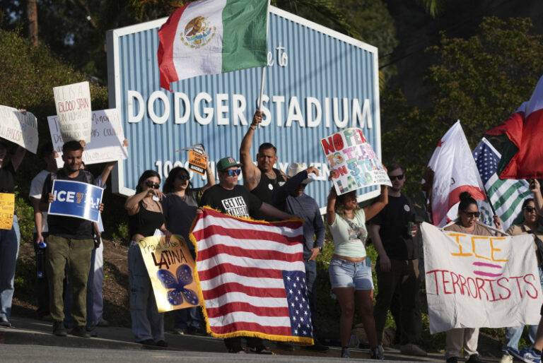 Gobierno de Trump demanda a Los Ángeles por no cooperar en redadas migratorias