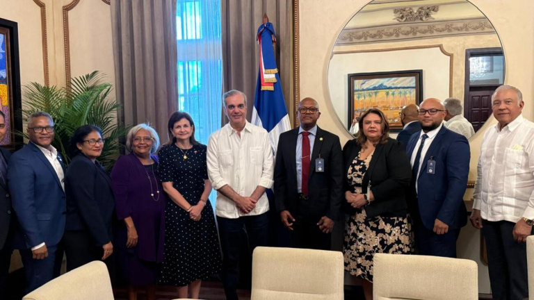 Presidente Luis Abinader se reúne con la directiva del Colegio Médico Dominicano (CMD)