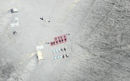 Una pista de aterrizaje simulada en China tiene réplicas de aviones de combate F-35 y F-16, así como dos filas de F-22 cerca.