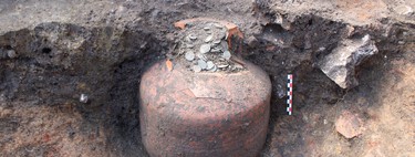 Unos arqueólogos han desenterrado en Francia una vasija llena con decenas de miles de monedas romanas de hace 1.800 años