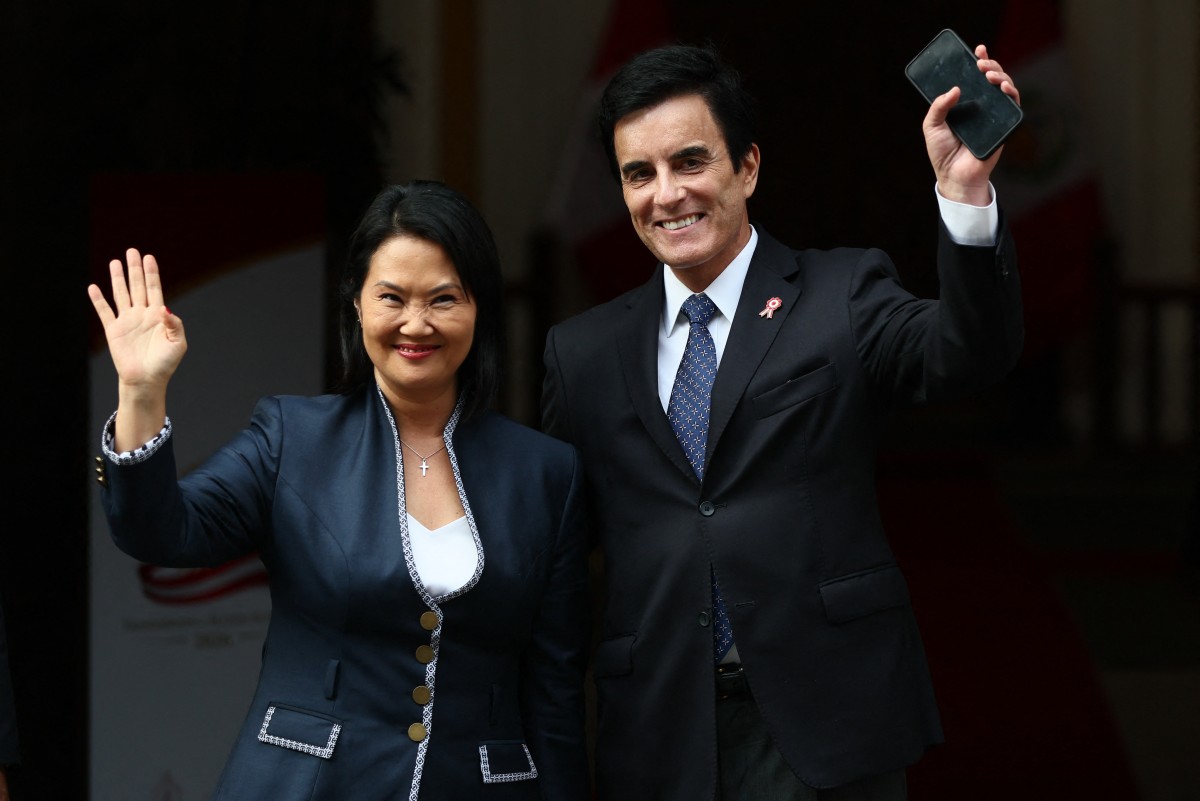 La presidenta electa de Perú, Keiko Fujimori (izq.), y el canciller designado, Carlo Espá