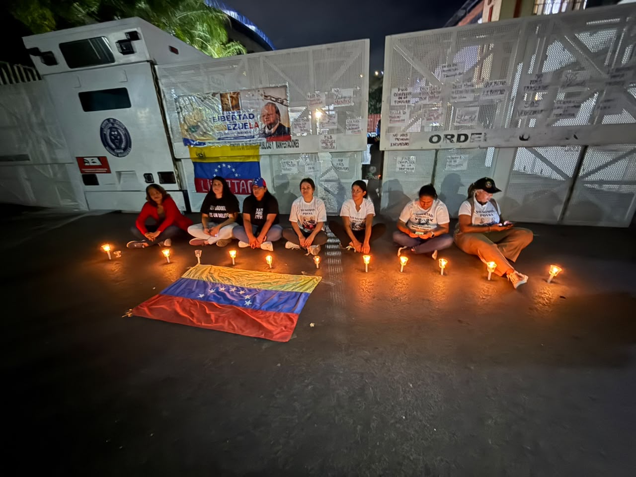 Familiares de presos políticos en Venezuela protestan en Caracas, cerca de El Helicoide