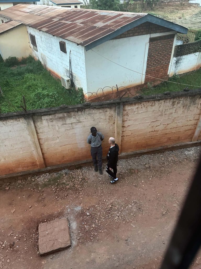Afuera del hospedaje donde se encuentra alojado Luis Mendoza, nica deportado desde EE. UU. a Republica Centroafricana. LA PRENSA 